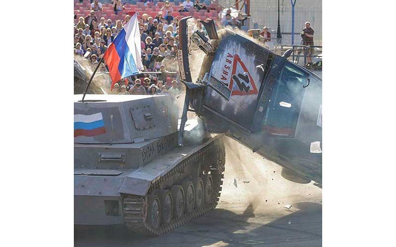 ارشا اقدسی در کنار جکی چان و آرنولد/دریافت بالاترین مدرک بدلکاری جهان