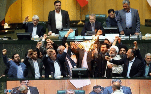 روزه سکوت نمایندهای که زیر برجام فندک گرفت! 1 روزه سکوت نمایندهای که زیر برجام فندک گرفت!