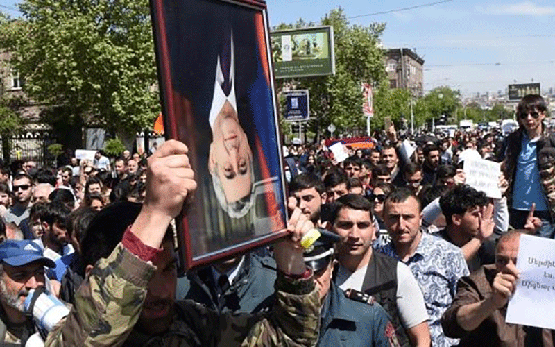 معترضان در ارمنستان، بزرگراه منتهی به ایران را بستند