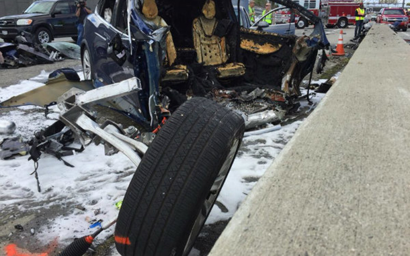 تصادف خودروی تسلا، خودروهای برقی را به چالش کشاند