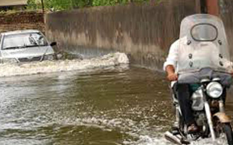 لحظات وحشتناک گرفتار شدن پراید در سیل کوهدشت