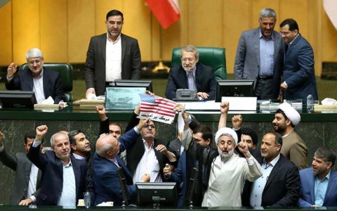 (تصاویر) آتش زدن برجام در جلسه علنی مجلس