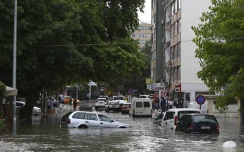 تصاویر : جاری شدن سیل در خیابان‌های آنکارا