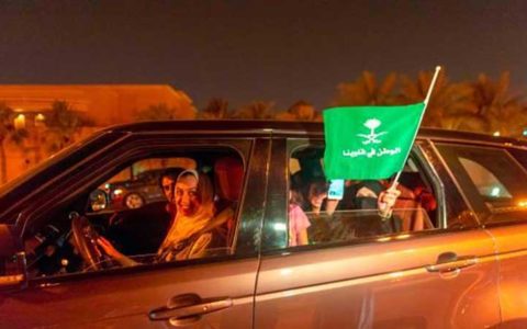 آغاز لحظه تاریخی رانندگی زنان در عربستان