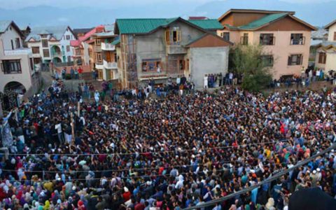 تصاویر : سنگ تمام کشمیری‌ها در تشییع جنازه یک فرمانده داعش!