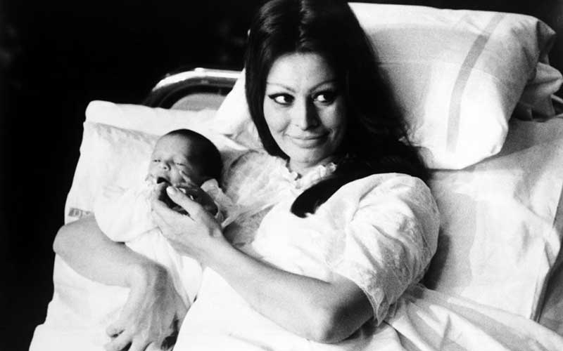 تصاویر سیاه و سفید روزگار قدیم: از تولد فرزند سوفیا لورن تا ژنرال آدمکش ویتنام