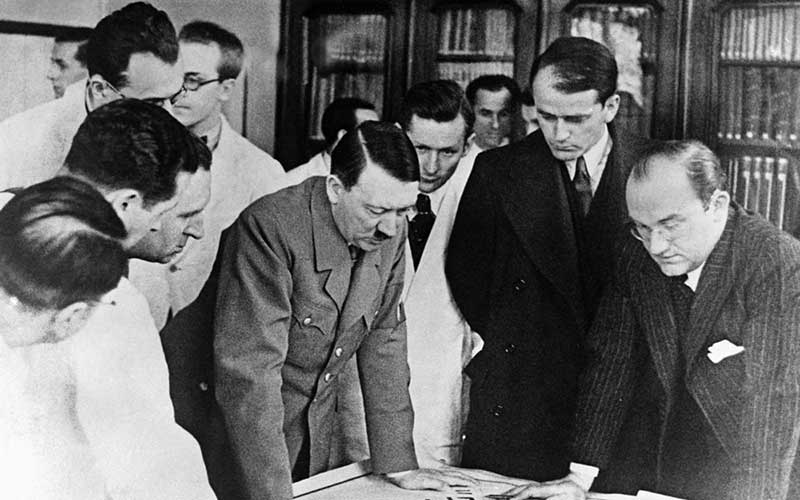 تصاویر سیاه و سفید روزگار قدیم: از تولد فرزند سوفیا لورن تا ژنرال آدمکش ویتنام