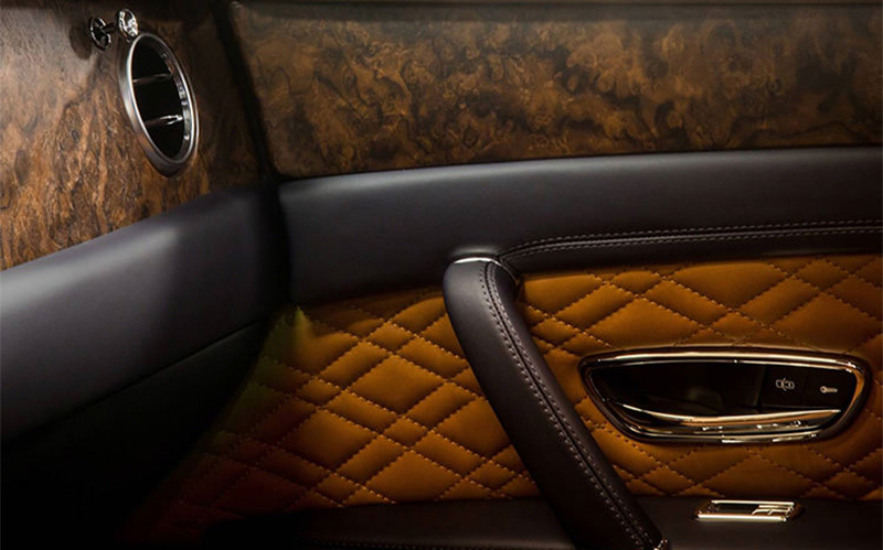 بنتلی، از چوب گردوی اختصاصی استفاده میکند