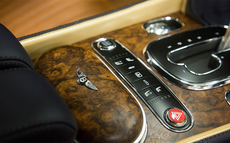 بنتلی، از چوب گردوی اختصاصی استفاده میکند