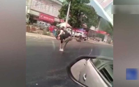 گرفتار شدن عابر پیاده در آسفالت داغ خیابان!