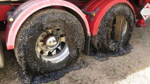 تغییر شدید دما در استرالیا و گیر کردن خودروها در قیر جاده