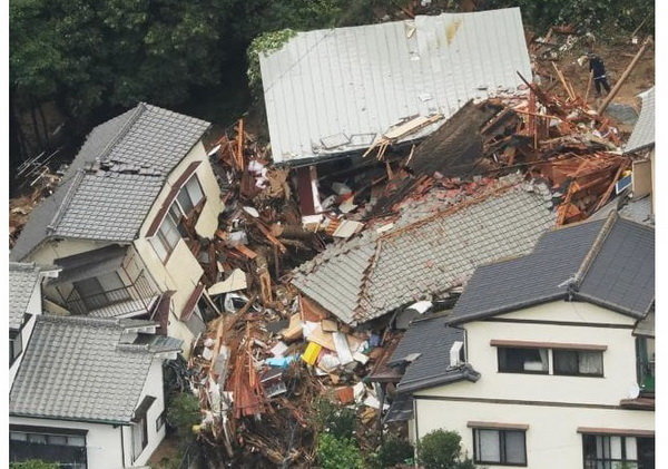 تلفات سیل در ژاپن به ۱۰۰ تن رسید + عکس