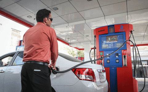 توزیع بی‌وقفه بنزین در جایگاه‌های عرضه سوخت
