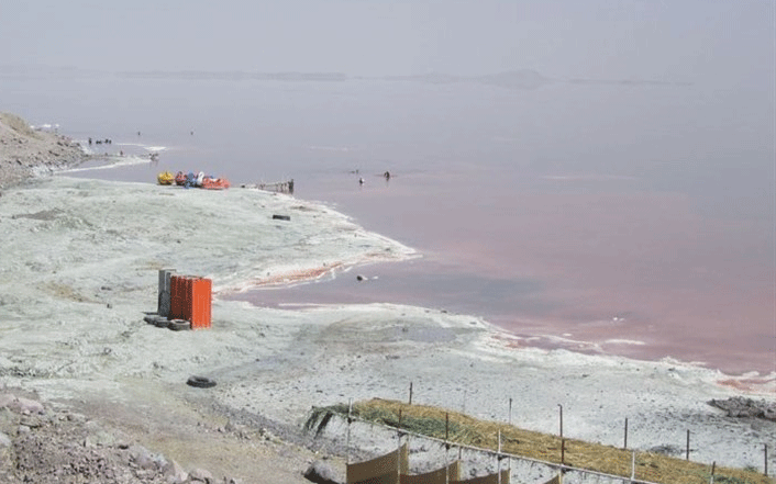 وقتی "ستاد احیا" دریاچه ارومیه "قاتل دریاچه" میشود