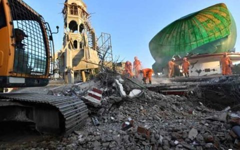 تصاویر : خراب شدن مسجدی بر سر نمازگزاران در زلزله اندونزی