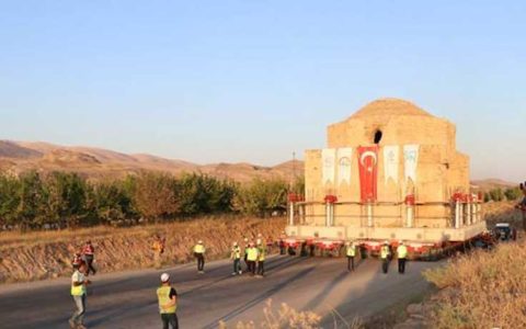 تصاویر : عملیات انتقال یک حمام تاریخی در ترکیه