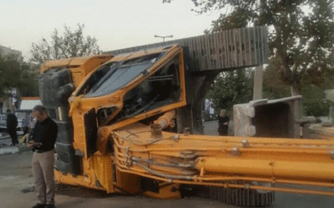 واژگونی تریلر حامل بیل مکانیکی 1 29 23 واژگونی تریلر حامل بیل مکانیکی