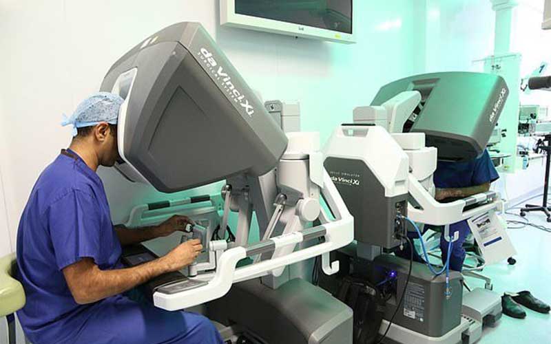 یک بیمار سرطانی توسط ۴ ربات جراحی شد