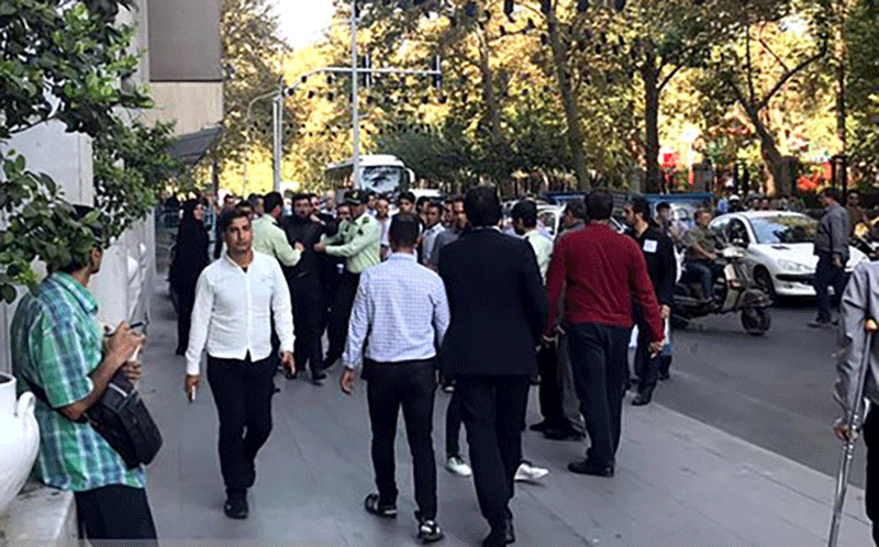 پلیس مانع خودسوزی یک جوان مقابل ساختمان شورای شهر تهران شد