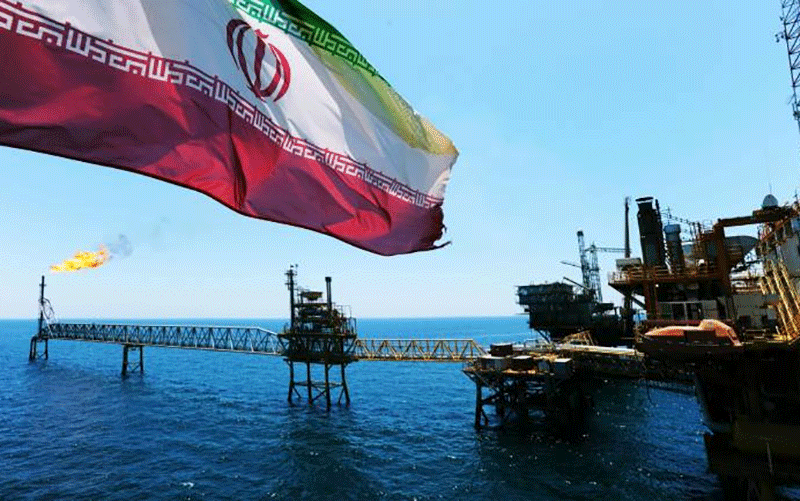 رویترز: آمریکا معافیت از تحریمهای نفتی علیه ایران را بررسی میکند