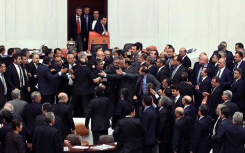 لحظه درگیری و زد و خورد شدید در پارلمان سریلانکا