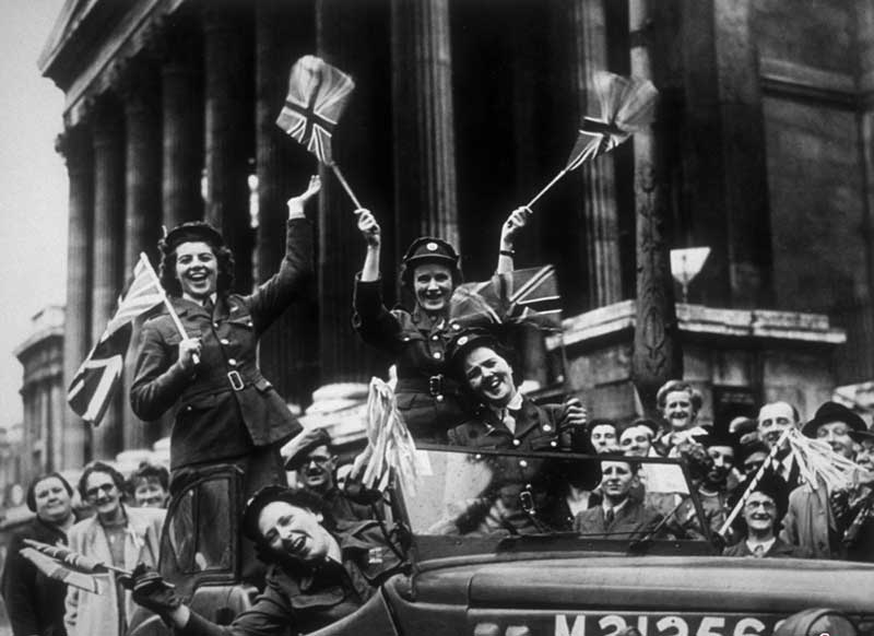 تصاویر سیاه و سفیدِ روزگار قدیم : از اولین آزمایش اتمی آمریکا تا دوران خردسالی هیتلر