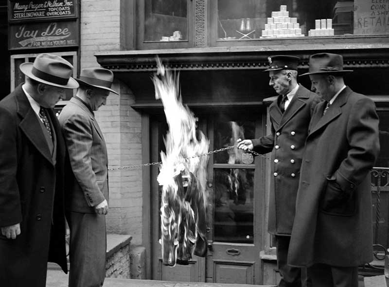 تصاویر سیاه و سفیدِ روزگار قدیم : از اولین آزمایش اتمی آمریکا تا دوران خردسالی هیتلر