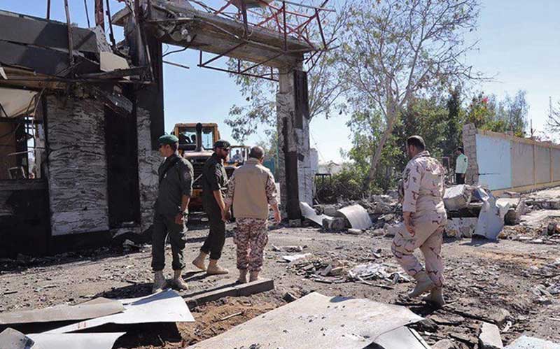 عامل انتحاری در یک وانت نیسان قصد ورود به فرماندهی انتظامی را داشت که موفق نشد؛ او در ورودی مقر فرماندهی مواد را منفجر کرد