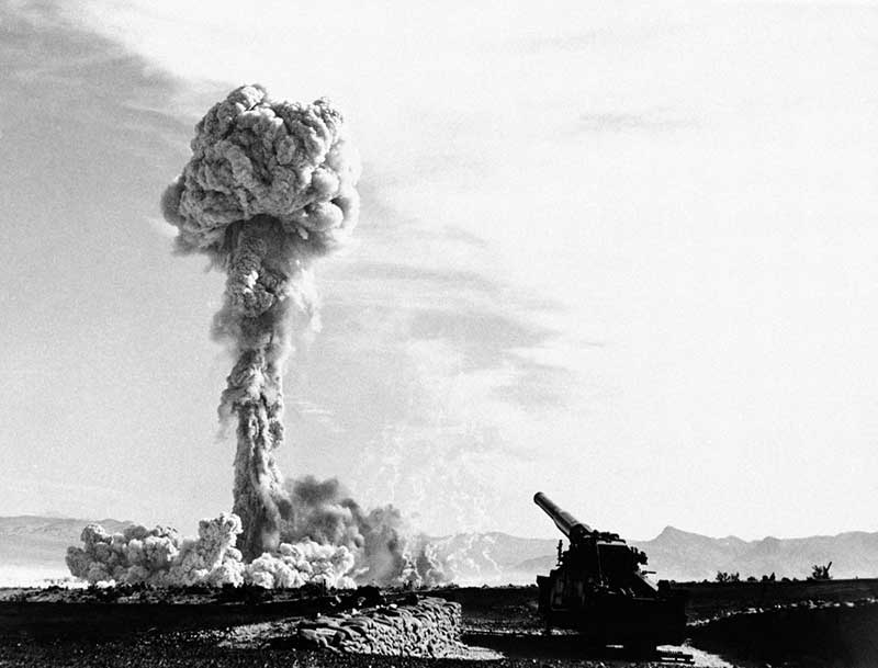 تصاویر سیاه و سفیدِ روزگار قدیم : از اولین آزمایش اتمی آمریکا تا دوران خردسالی هیتلر