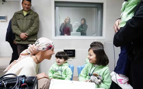 (تصاویر) ظاهر اسما اسد در دیدار با کودکان گوش حلزونی