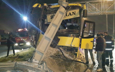 مصدومیت 14 نفر در برخورد اتوبوس با تیر چراغبرق 1 هلال احمر گلستان