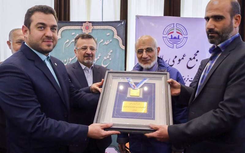 ایلخان نوری مدال طلای قهرمانی جهان خود را به موزه آستان قدس اهدا کرد