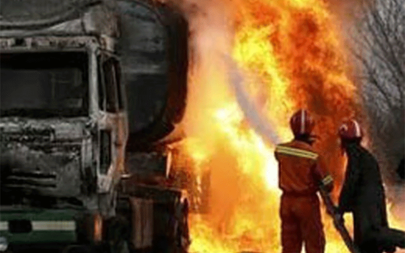 حریق تانکر حمل قیر در شیراز مخزن خودروی قیرپاش