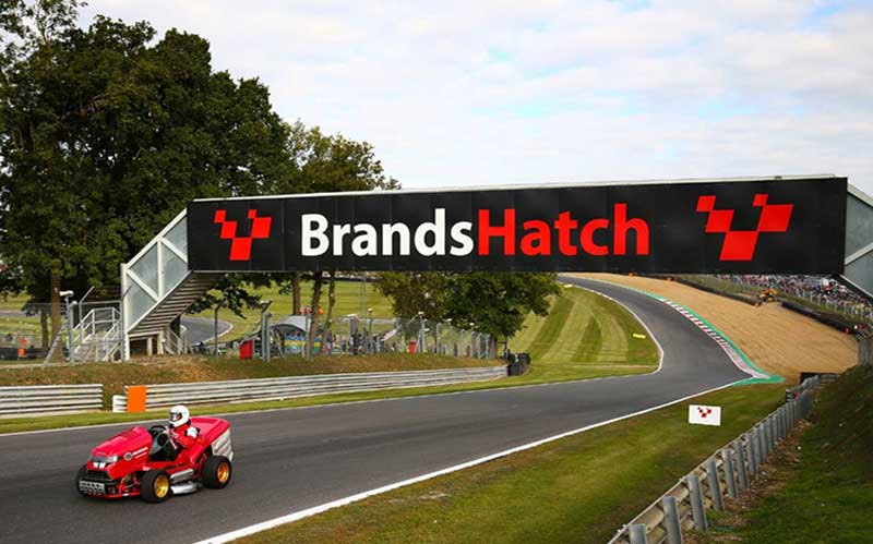 هوندا برای ثبت رکورد جهانی سریعترین ماشین چمنزنی آماده میشود