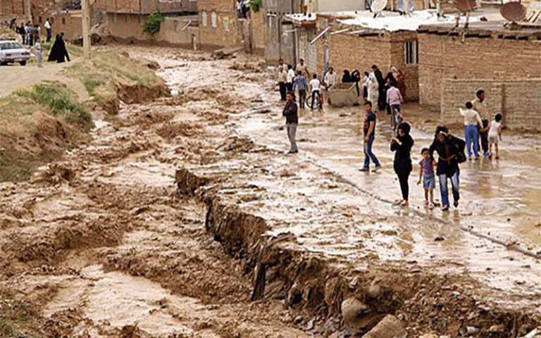 کودکان بی‌سرپرست سیل‌زده