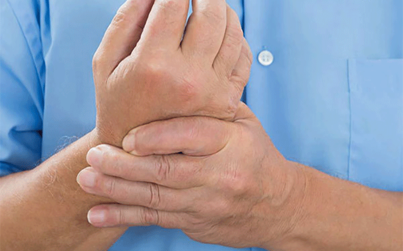 چرا دستهایتان هنگام خواب کرخت میشوند؟ علت کرختی دستها
