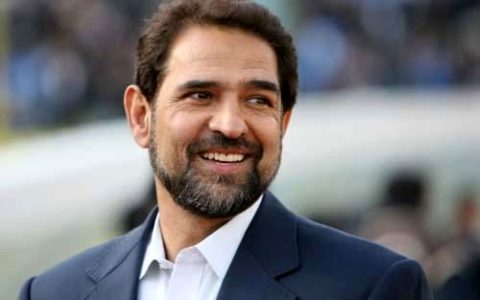 فیلمی از لحظه بیهوشی فیروز کریمی پس از برخورد سنگ به سر او