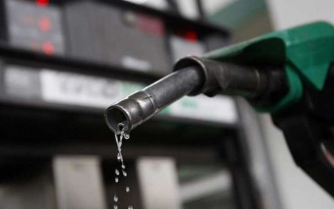 تسنیم:بنزین از فرداشب سهمیهبندی میشود/مهر:سهمیهبندی نمیشود/ایسنا:دروغ است! 1 تسنیم:بنزین از فرداشب سهمیهبندی میشود/مهر:سهمیهبندی نمیشود/ایسنا:دروغ است!