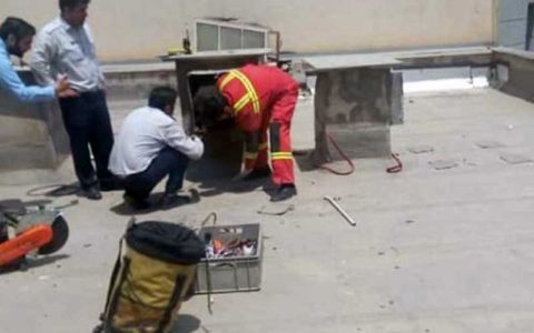 لحظه نجات دزد گیر افتاده در کانال کولر