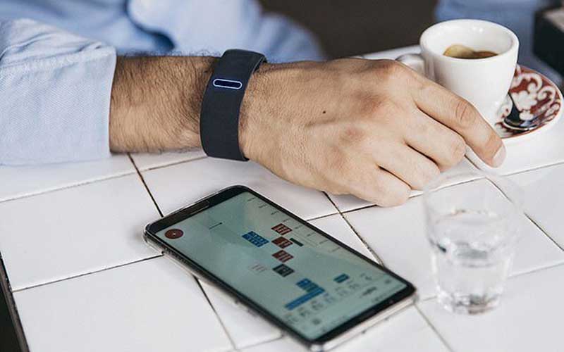 استفاده از انگشت دست به جای گوشی