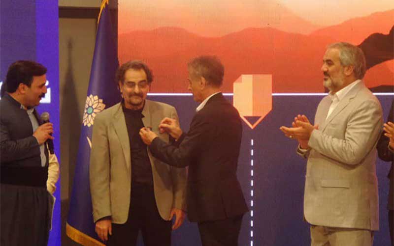 اهدای نشان مشاهیر کُرد به استاد شهرام ناظری