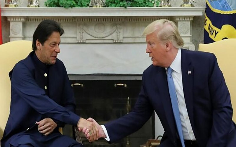دونالد ترامپ قسم عمران خان را باور میکند یا دم خروس را؟