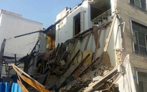 فیلمی از حادثه ساختمان تخریب شده در خیابان نصرت تهران
