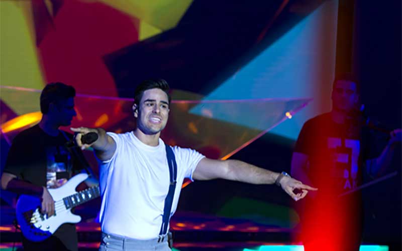 اجرای آهنگ عالیجناب عشق در سراسر جهان