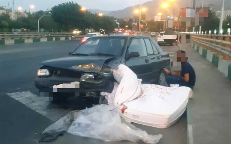 تصادف پراید با تشک در بزرگراه همت