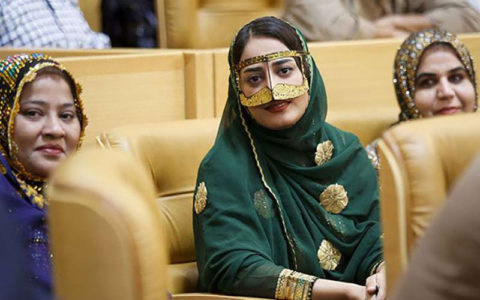 کیهان: بانوان بدپوشش در مراسم رسمی سخنرانی رئیسجمهور چه میکنند؟