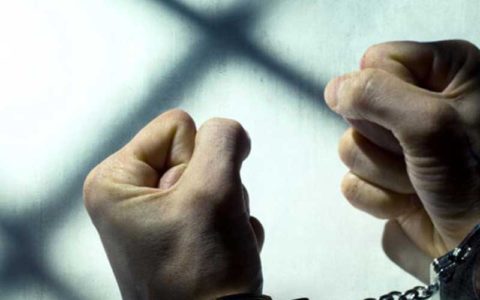 فیلمی از بازداشت جوانی که با چاقو به چند نفر حمله کرده بود