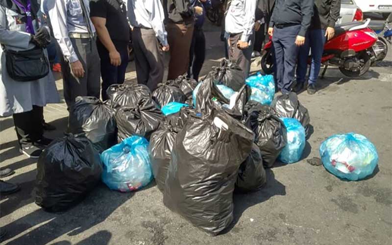 نذر سبز محرم؛ جمعآوری زبالههای پلاستیکی از سطح معابر تهران