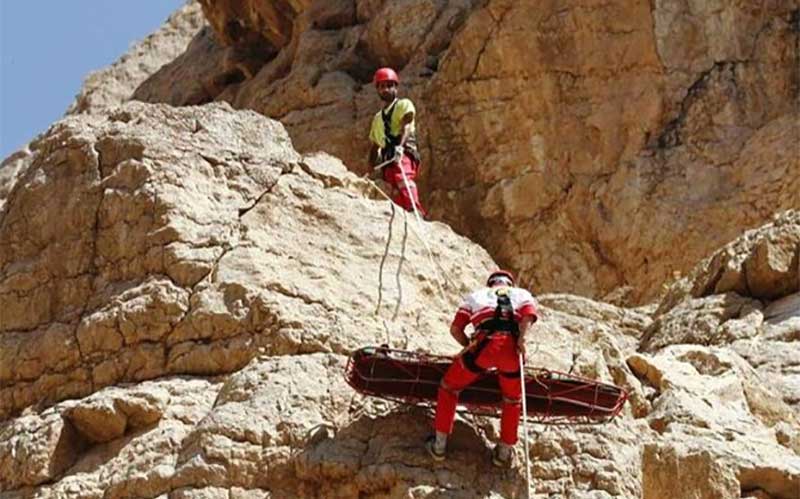 ۱۳ گردشگر و کوهنورد در ارتفاعات اصفهان نجات یافتند