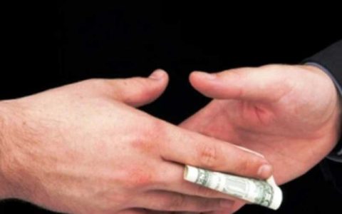دستگیری ۴ کارمند در شهرداری و یک دفتردار اسناد رسمی